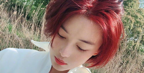 高考女生染红发照片