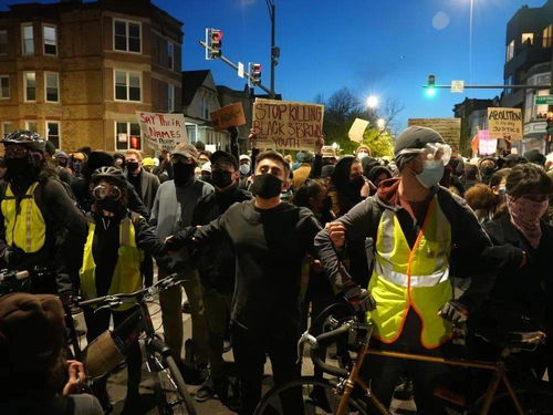 我亲历芝加哥抗议现场：人群、呐喊与混乱中的真相