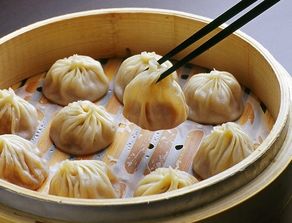 馆长在弄堂里品尝上海小笼包