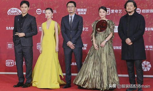 梅婷与章子怡在片场认真讨论剧本