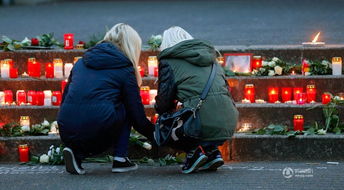 民众在机场点燃蜡烛悼念遇难者