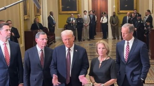 马斯克与特朗普在白宫握手合影