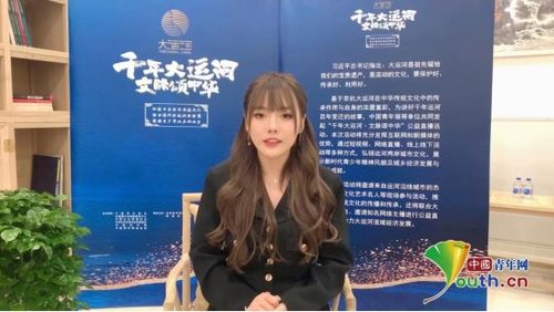 中国主播在直播间展示产品