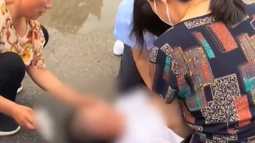 惊魂一幕！两女子跪地抢救触电农机手，医院回应已送太平间