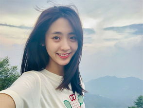 邢菲 她的瞳：微博热搜背后的深情故事与视觉盛宴