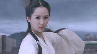 陆雪琪手持天琊剑凝视远方