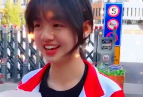 高考女生酷似林依晨走红，染红发引热议：我就是我自己