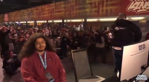 电竞选手在比赛中庆祝胜利