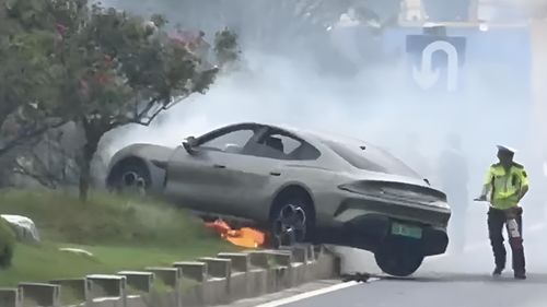 小米SU7高速飙车撞8车，真相背后谁该负责？