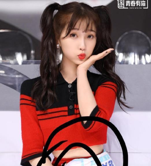 虞书欣在公众场合接受采访的画面