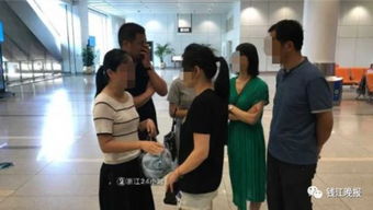 家属在机场焦急等待消息