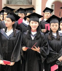 张计玲穿着学士服在操场奔跑的照片