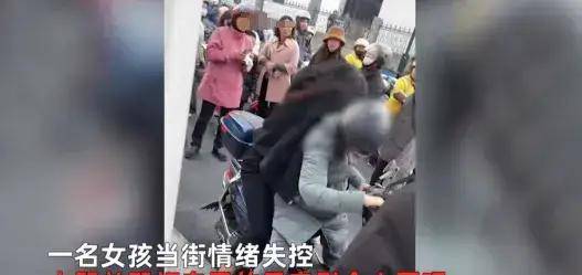 日本父母持刀打架导致女童流浪街头现场图