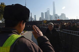 民众在事故现场献花悼念
