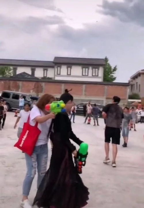 林婉儿在片场认真工作的照片