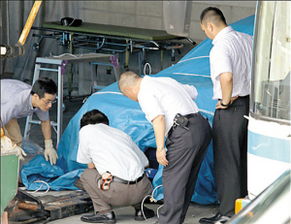 调查人员现场勘查