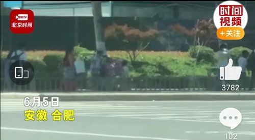 高考完挑扁担回家女孩走红，班主任一句话戳中无数人泪点