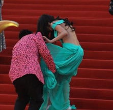 王子文红毯摔倒事件回顾：尴尬瞬间背后的坚持与勇气