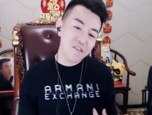 阿浩跳舞时的笑容与后来憔悴的脸形成对比