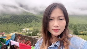 舒淇手持Labubu和CRYBABY在户外拍照