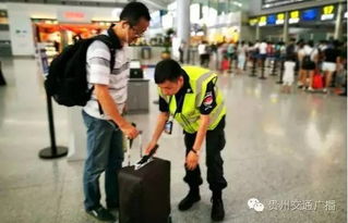 机场安检人员检查行李