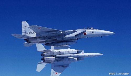 歼-15战机与F-15J战斗机在空中近距离伴飞