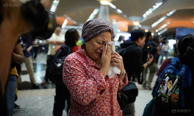 家属在机场哭泣