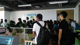 一群台湾青年在大陆高校参观交流