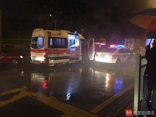 亲眼目睹违停车堵消防车，群众掀翻车辆！官方回应来了