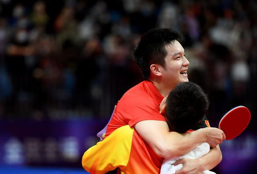 樊振东与队友庆祝胜利