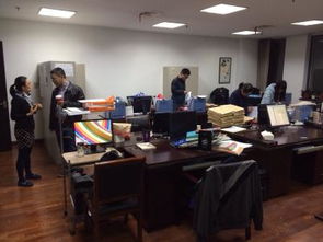 老师深夜仍在办公室加班