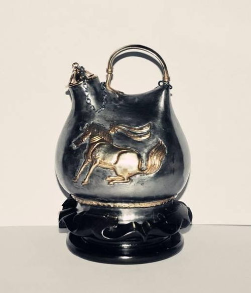 T型鎏金舞马衔杯纹银壶侧面展示