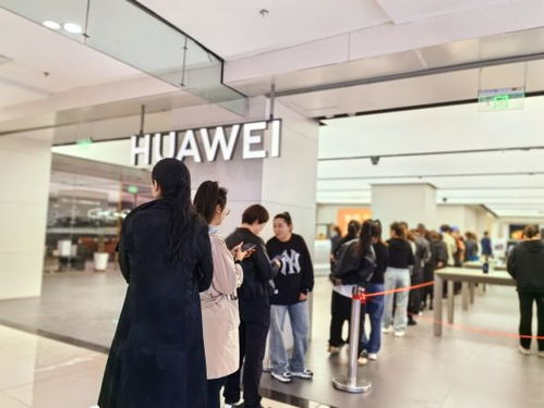 消费者排队购买华为新机现场图