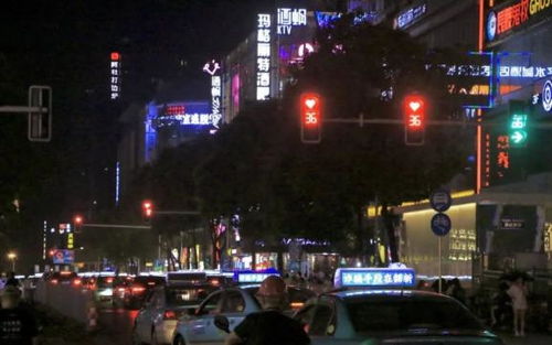 台湾网红钟明轩在北京街头拍照