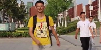 高考考场外儿子跪谢无腿父亲