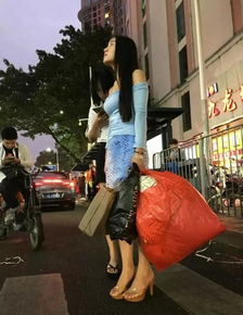 夜晚街头行走的女性