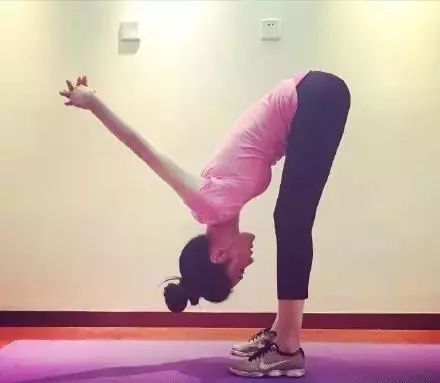 一个人边看综艺边做拉伸运动