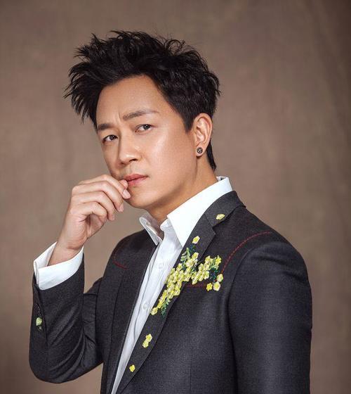 潘粤明接受采访谈足球