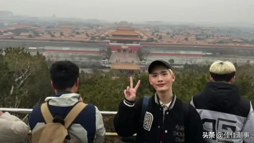 钟明轩在大陆街头与游客互动