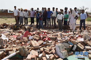 印度民众在事故现场围观并拍照