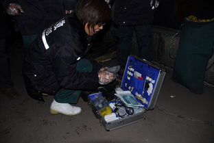 医护人员在事故现场急救