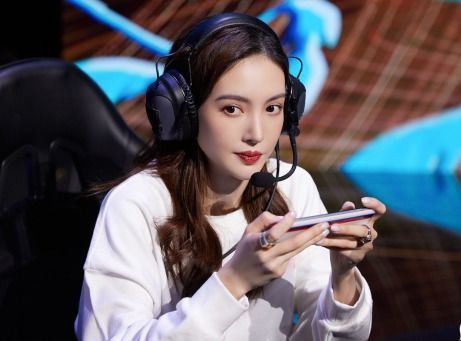 金晨在舞台上自信微笑的照片