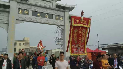 刘同学在校门口与母亲汇合