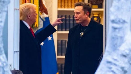 马斯克与特朗普社交媒体争执截图