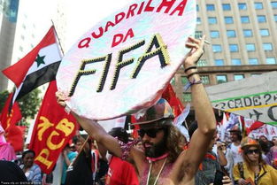 球迷在球场外高举标语抗议