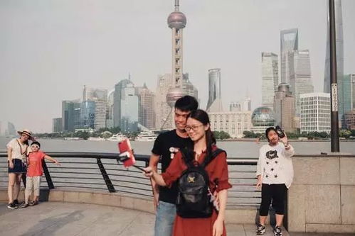 馆长在上海外滩拍照留念