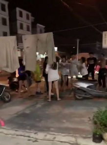 街头人群围观打架斗殴现场