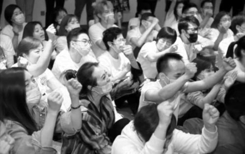 灵修课程现场众人冥想