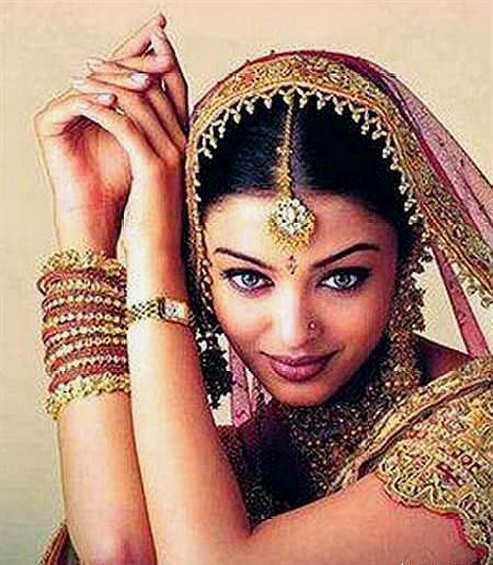 印度小女孩在飞机上微笑