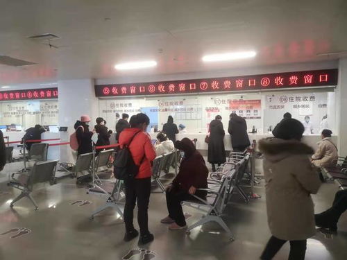 医院缴费窗口前排队的患者家属